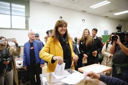 La candidata de la lista Junts per Catalunya Laura Borràs ha votado esta mañana en el colegio de los Salesianos de Sarrià (Barcelona).