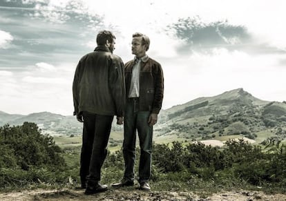 El etarra Domingo Iturbe Abasolo 'Txomin', interpretado por Alex Brendemühl, y el mediador Grégoire Fortin (Jérémie Renier), en una escena de 'Santuario'