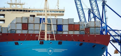 Vista del mayor buque contenedor del mundo, el &quot;Maersk MC-Kinney Moller&quot;, a su llegada al puerto de Gdansk (Polonia). 