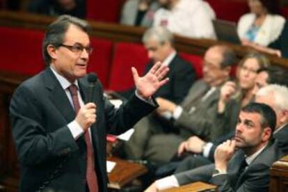 El presidente catalán, Artur Mas, durante su intervención hoy en el Parlament de Cataluña.