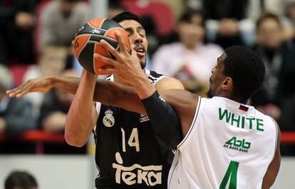 Ayón y White pugnan por el balón