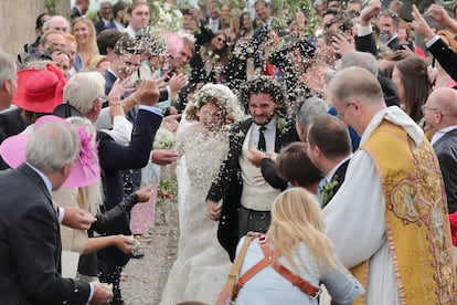 Así de felices corrieron los novios ante la mirada de sus 80 invitados. Era el momento de lanzar el arroz.