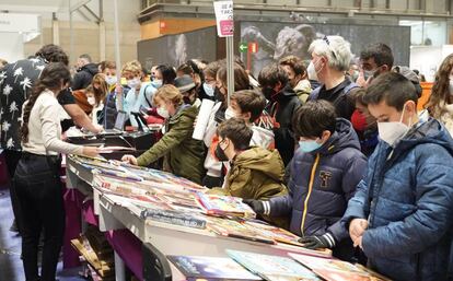 Visitantes en un estand de la primera edición de Madrid Cómic Pop Up celebrada en 2021.