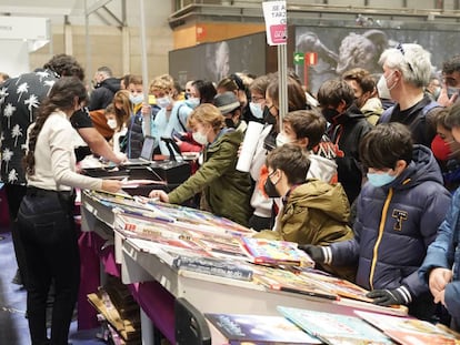 Visitantes en un estand de la primera edición de Madrid Cómic Pop Up celebrada en 2021.