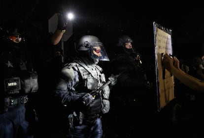 Policías y manifestantes frente a frente en Portland.