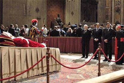 De izquierda a derecha, Moratinos, Zapatero, Rajoy y el cardenal camarlengo Eduardo Martínez Somalo, ayer en la capilla ardiente del Papa.