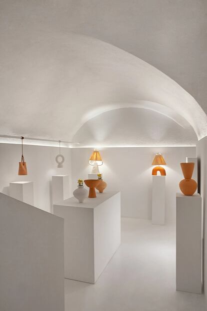 El Mediterráneo inspiró todo el interiorismo de la tienda y galería de arte Llop Madrid (San Pedro, 9).