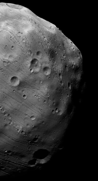 La cámara de alta resolución de <i>Mars Express</i> tomó está imagen de la mayor luna de Marte el 7 de marzo.