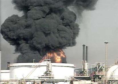 Imagen de la columna de humo tras la explosión en la refinería de Puertollano.