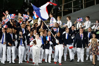 Los franceses lucieron un conjunto de pantaln blanco y chaqueta azul, con detalles en rojo en las zapatillas y un cinturn con los colores de la bandera. Un dise?o elegante creado por Adidas y SLVR. 
	?