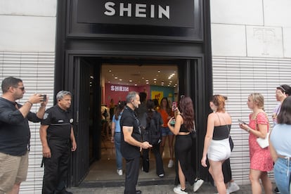 Decenas de personas han hecho cola para acceder a la tienda temporal que el gigante chino de la moda Shein ha abierto en Barcelona.