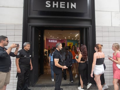 Decenas de personas han hecho cola para acceder a la tienda temporal que el gigante chino de la moda Shein ha abierto en Barcelona.