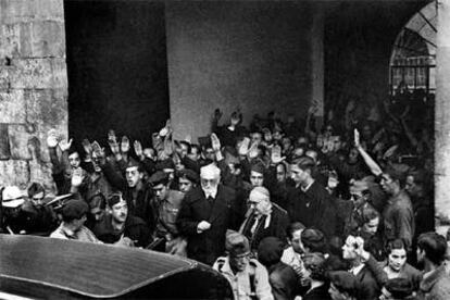 Salamanca, 12 de octubre de 1936. Unamuno y el obispo Pla y Deniel salen del acto en el que el filósofo y rector se enfrentó al general Millán Astray.