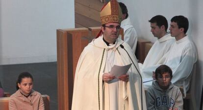 El obispo de San Sebastián, José Ignacio Munilla, lee la homilia conjunta esta mañana.