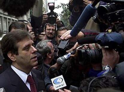 El presidente de Yugoslavia, Vojislav Kostunica, candidato presidencial en Serbia, al votar ayer en Belgrado.