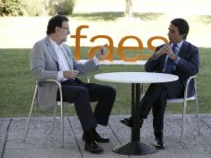 El presidente del Gobierno, Mariano Rajoy, conversa con el expresidente del Gobierno y presidente de la fundaci&oacute;n FAES, Jos&eacute; Mar&iacute;a Aznar.