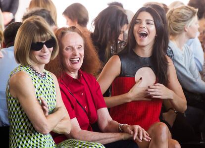 De izquierda a derecha: Anna Wintour, Grace Coddington y Kendall Jenner, en un desfile de Calvin Klein en Nueva Yok en septiembre de 2015.