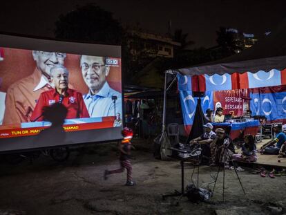 Partidarios del Mahathir Mohamad escuchan un discurso emitido por Facebook Live este martes en Kuala Lumpur.