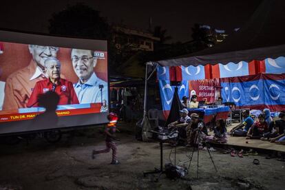 Partidarios del Mahathir Mohamad escuchan un discurso emitido por Facebook Live este martes en Kuala Lumpur.