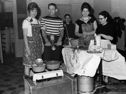 Españoles haciendo churros en el club García Lorca de Bruselas.