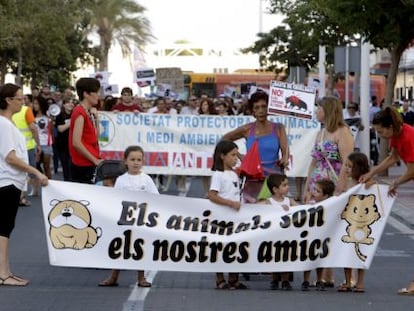 Decenas de vecinos protestan contra las corridas de toros en Gandia.