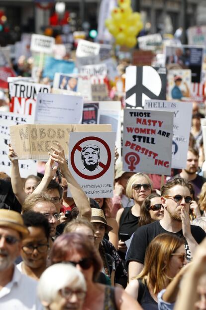 Manifestantes protestan en Londres por la visita de Donald Trump a Reino Unido.