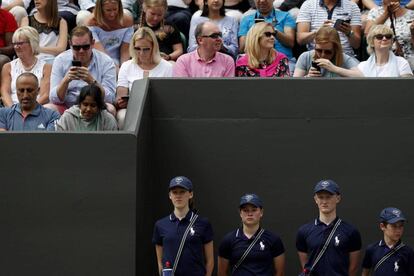 Recogepelotas en una de las pistas de Wimbledon en el primer día del torneo.