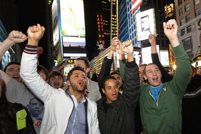 Un grupo de neoyorquinos celebra la muerte de Bin Laden en Times Square.