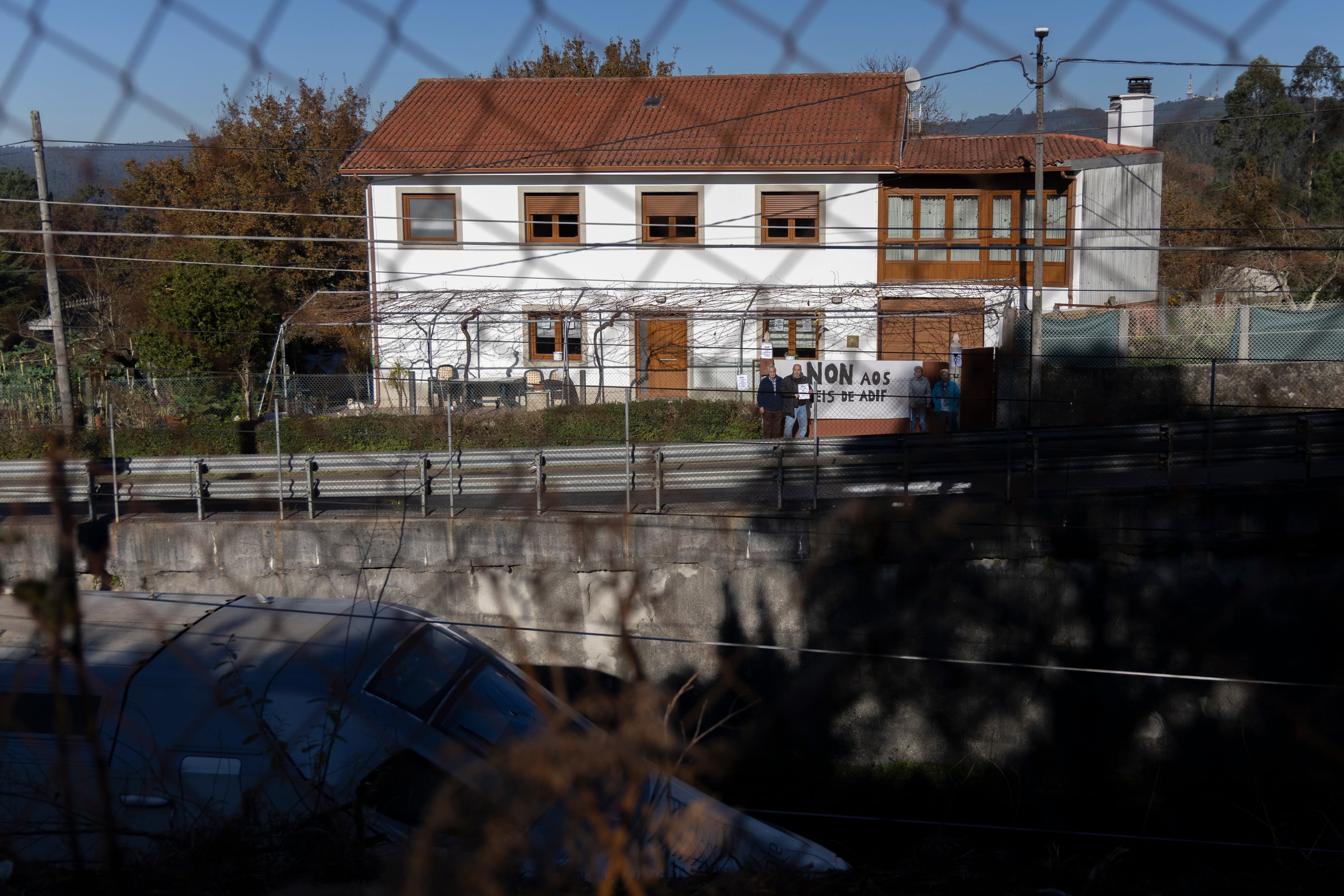 Laraño, el pueblo gallego en guerra contra los paneles gigantes de la vía del tren: “El sol es un derecho”