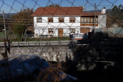 Un tren pasa bajo el nivel de la carretera por la vía que atraviesa el pueblo de Laraño, en Santiago, ante la casa familiar de Lourdes Forján Mosquera, paciente de esclerosis múltiple.