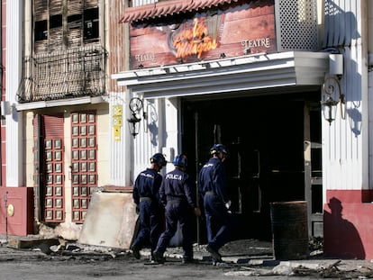 Agentes de la Policía Judicial acceden a la discoteca Fonda Milagros mientras realizan labores de investigación en las discotecas Teatre y Fonda Milagros de Murcia este martes, tras el incendio declarado la madrugada del pasado domingo y que costó la vida de trece personas.