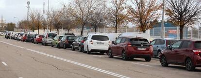 Trabajadores de Amazon Flex esperan en caravana a cargar sus coches junto a la nave de la empresa estadounidense en la calle de la Pirotecnia, en Madrid.