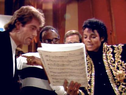 Michael Jackson shows the score of the legendary single to his bandmates. 