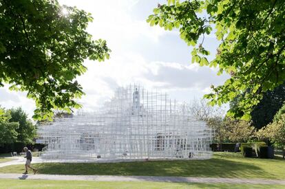 Sou Fujimoto es el arquitecto ms joven al que se le ha encargado el Serpentine Gallery Pavilion en los 13 a?os que lleva desarrollndose este proyecto temporal que se ha convertido en una gran atraccin del verano londinense. Cada a?o se le encarga a un arquitecto de prestigio, y Fujimoto, japons de 42 a?os, sigue a Herzog y De Meuron, quienes junto con el artista chino Ai Weiwei firmaron el del a?o pasado.