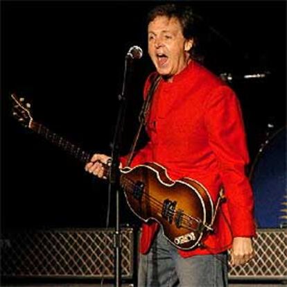 Paul McCartney, durante su actuación el martes en el estadio de El Molinón de Gijón.