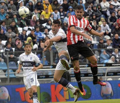 Lucas Viatri, de Estudiantes, salta a buscar un centro.