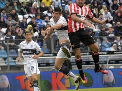 Lucas Viatri, de Estudiantes, salta a buscar un centro.