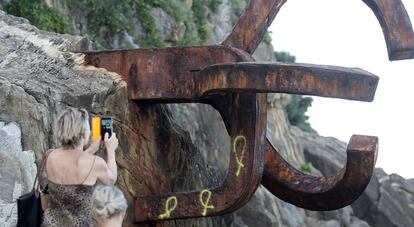 Diversos llaços grocs en una de les peces metàl·liques de la 'Pinta del vent', d'Eduardo Chillida.