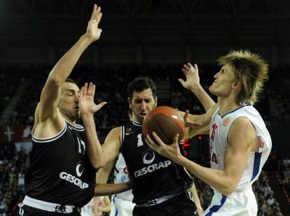 Kirilenko intenta anotar ante la oposición de Mumbrú y Hervelle.
