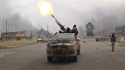 Combatientes del Estado Islámico disparan una ametralladora pesada KPV de 14,5 mm montada en una camioneta contra aviones estadounidenses, durante enfrentamientos con fuerzas kurdas Peshmerga al norte de Mosul, cerca de Telskuf, Irak, el 3 de mayo de 2016.