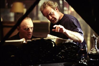 Ridley Scott (d) junto al actor  Anthony Hopkins (i), durante el rodaje de Hannibal, película que se estrenó en febrero de 2001.