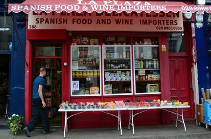 Una persona entra en La plaza delicatessen, una de las tiendas españolas de Portobello Road, el pasado junio. El local, propiedad de Antonio Carreira, vende productos importados desde España. "Aquí andas un poquito y vas a escuchar castellano, especialmente los fines de semana", dice Carreira.