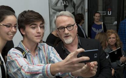 David Fincher se retrata con estudiantes en su clase magistral en Madrid.