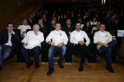 De derecha a izquierda, los chefs Andoni Luis Aduriz, Quique Dacosta, Joan Roca y Juan Mari Arzak este lunes en el auditorio de Madrid Fusión.