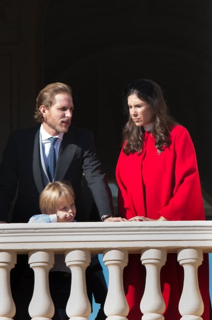 Andrea Casiraghi y su esposa Tatiana, en el balcón de palacio. 