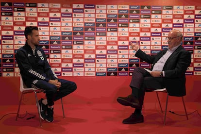 Sergio Busquets y Vicente del Bosque, durante su charla en la Ciudad del Fútbol de Las Rozas (Madrid).