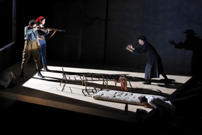 Escena de <i>La terquedad,</i> de Rafael Spregelburd, dirigida por Marcial di Fonzo Bo y Elise Vigier. La obra se ha representado en el Lliure de Barcelona, dentro de la programación del festival Grec.