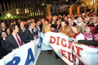 Alberto Núñez Feijóo en una manifestación de alcaldes del PP frente al Parlamento de Galicia en 2005