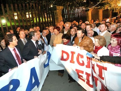 Alberto N&uacute;&ntilde;ez Feij&oacute;o en una manifestaci&oacute;n de alcaldes del PP frente al Parlamento de Galicia en 2005