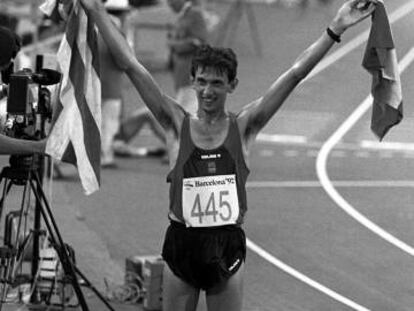 El atletista Dani Plaza, oro en los 20 kil&oacute;metros marcha en los Juegos Ol&iacute;mpicos del 92, alza la bandera espa&ntilde;ola y la &#039;senyera&#039; tras su victoria